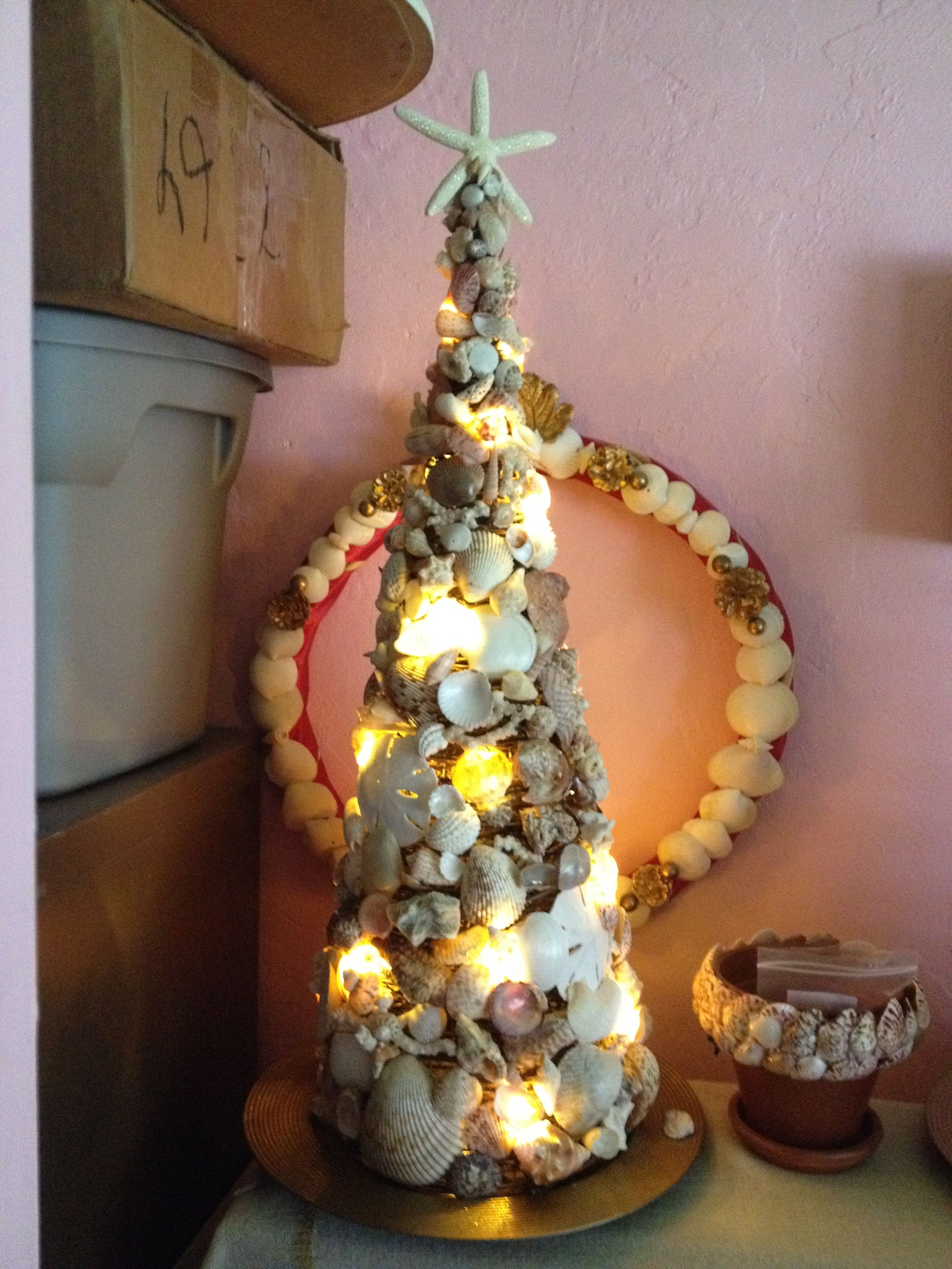 26 Grapevine And Wire Tree With 12 Lights Shining Through I Hand in dimensions 2448 X 3264