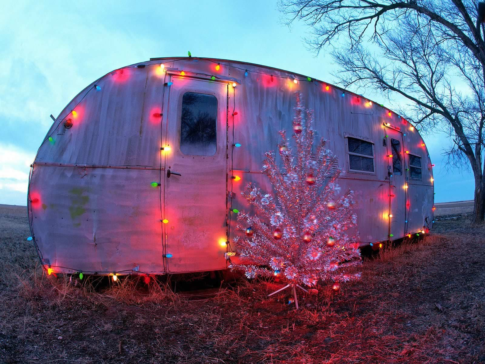 Caravan In Xmas Lights Christmas Trees within proportions 1600 X 1200