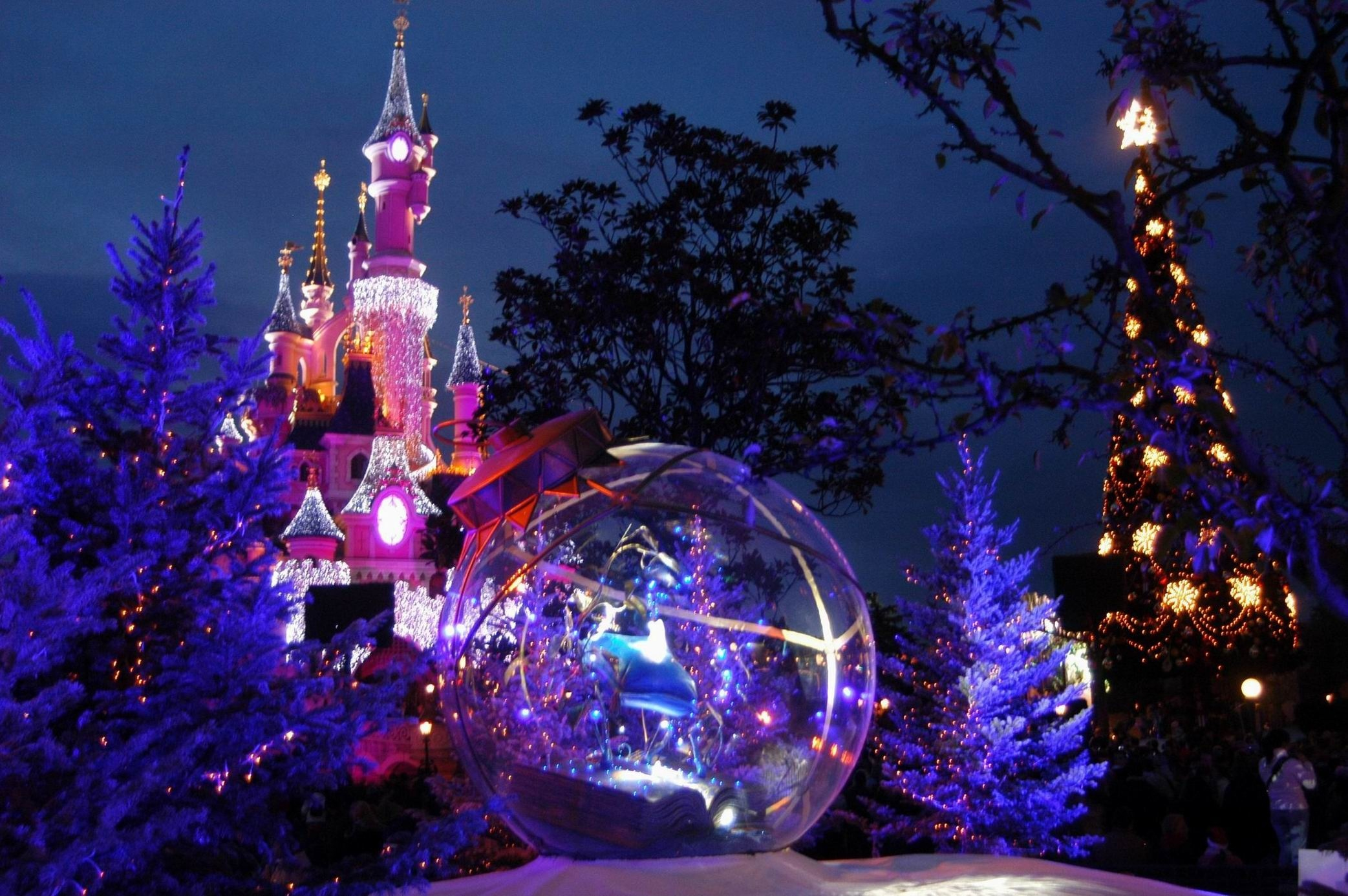 Dont Miss The Lighting Of Cinderellas Castle At Christmas with regard to size 2085 X 1386