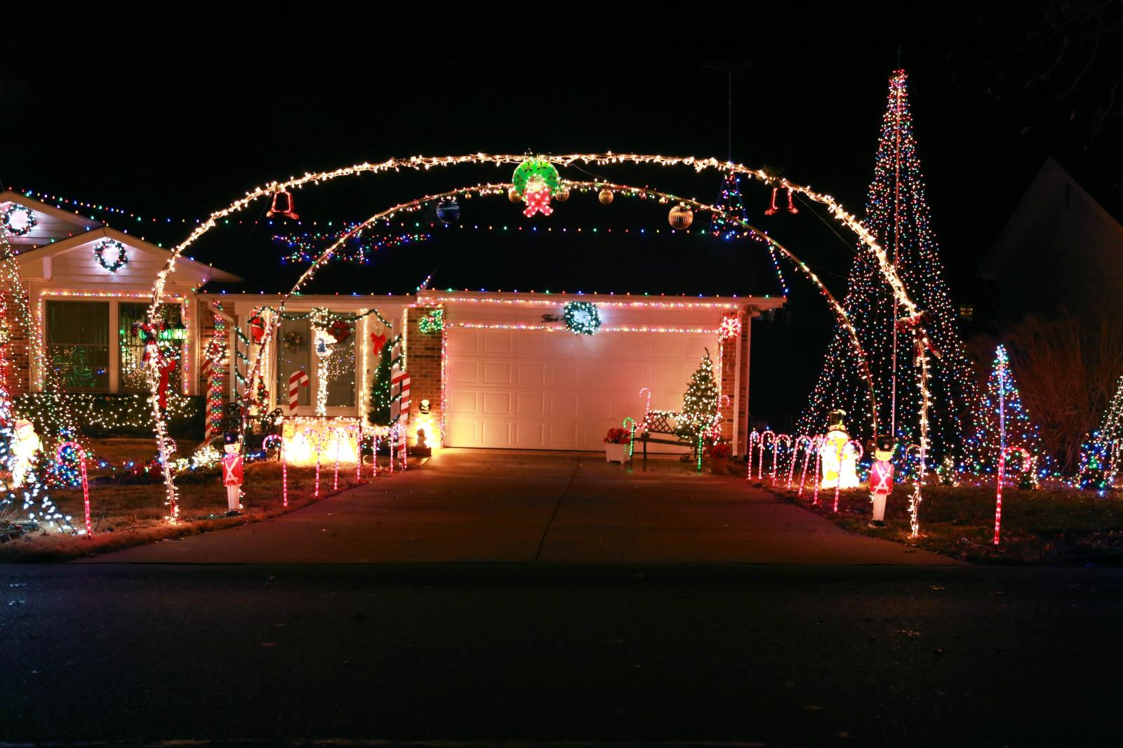 Driveway Entrance With Dual Arches Christmas Displays with measurements 1600 X 1066