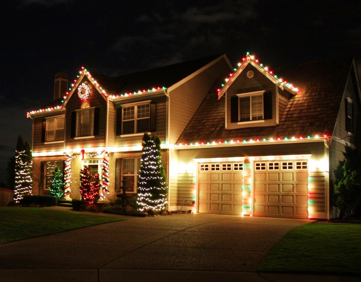 Hang Outdoor Christmas Lights 6 Tips For Outdoor Christmas Lights inside measurements 1200 X 937