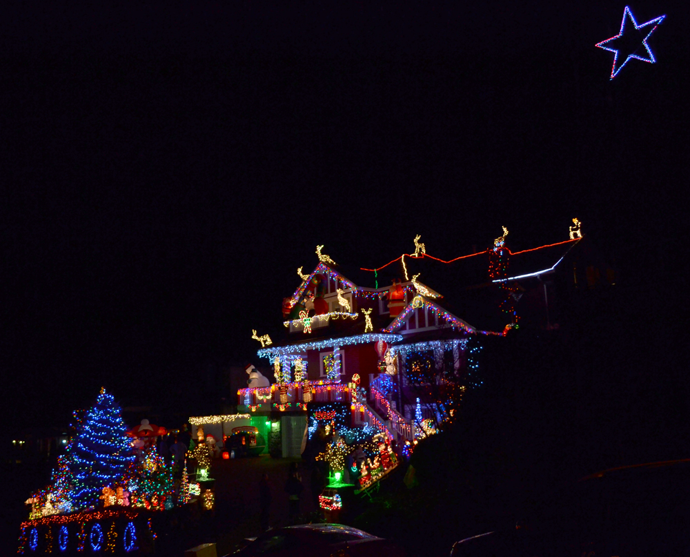 North Vancouver Home Decorated With 100000 Christmas Lights For for sizing 1000 X 807