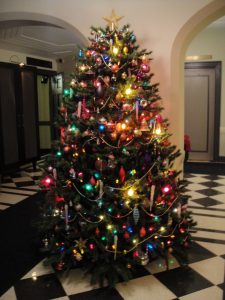 Xmas Tree Decorating Ideas With Amazing Pearl Garland And Golden within sizing 1024 X 1365